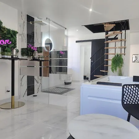 Holiday home Le Triplex Romantique Balneo Duo Et Sauna